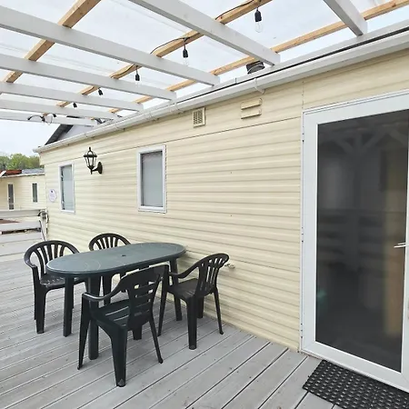 Hollender Pool & Chill House *